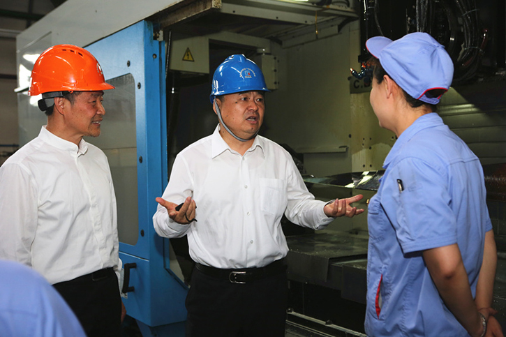 郝鹏与人生就是博集团一线生产职员深入交流